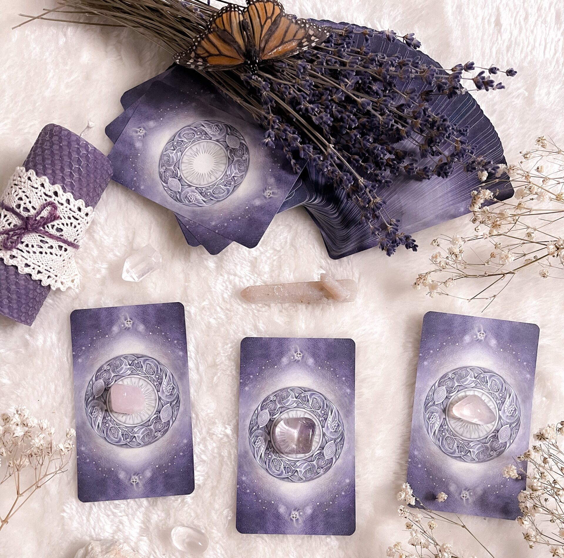 Mõtiskledes küsimusele, vali kolm kaarti iskikupäraseks lühiennustuseks.